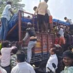 Mini-truck crashes into road divider in dry Bihar; locals loot liquor bottles as driver flees
